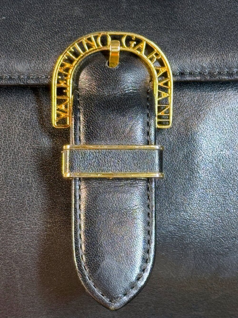 Valentino Garavani Vintage Leather Shoulder Bag w/Iconic Gold Logo Buckle & COA - Picture 4 of 16